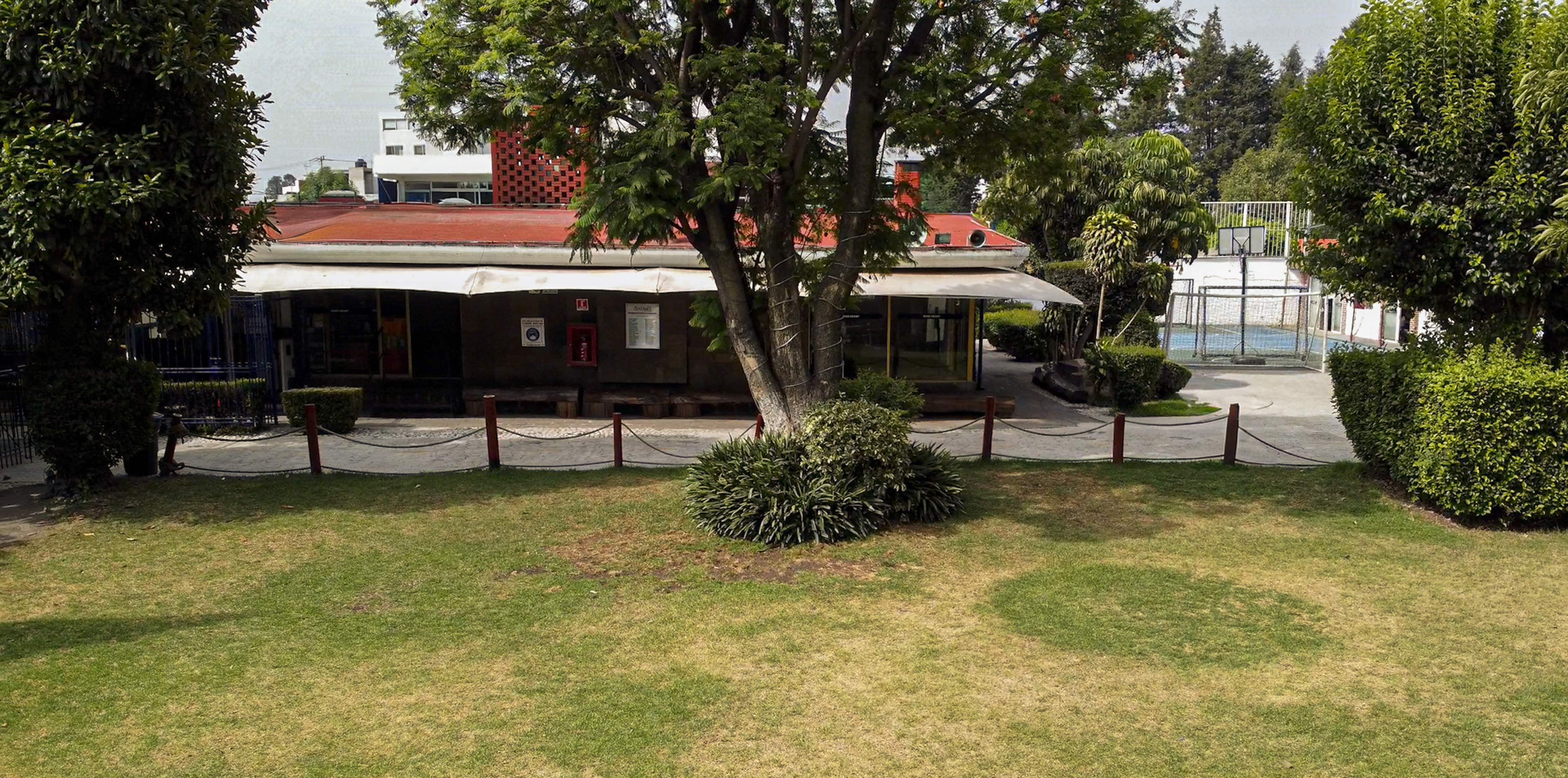 Fachada y Patio de Deportes